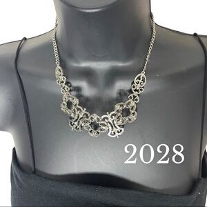 💍 𝅺2028 Silvertone Ornate 16” Necklace